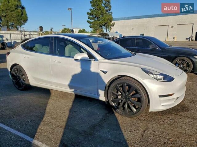 Белый Тесла Модель 3, объемом двигателя 0 л и пробегом 85 тыс. км за 6400 $, фото 1 на Automoto.ua