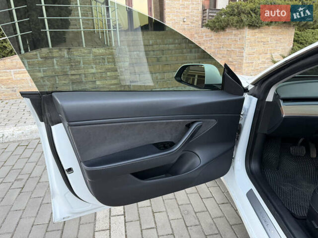 Белый Тесла Модель 3, объемом двигателя 0 л и пробегом 95 тыс. км за 17500 $, фото 9 на Automoto.ua