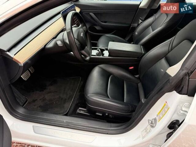 Белый Тесла Модель 3, объемом двигателя 0 л и пробегом 100 тыс. км за 22500 $, фото 28 на Automoto.ua