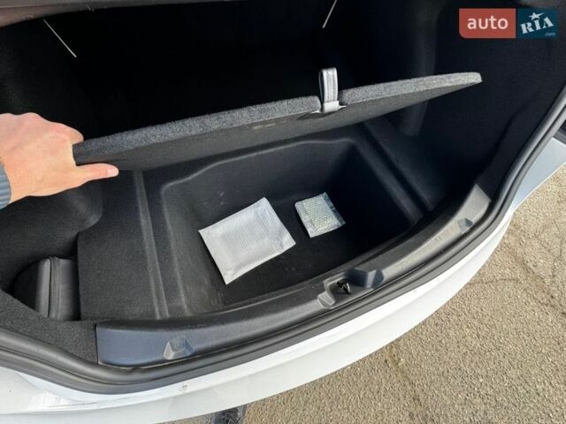 Белый Тесла Модель 3, объемом двигателя 0 л и пробегом 140 тыс. км за 19000 $, фото 35 на Automoto.ua