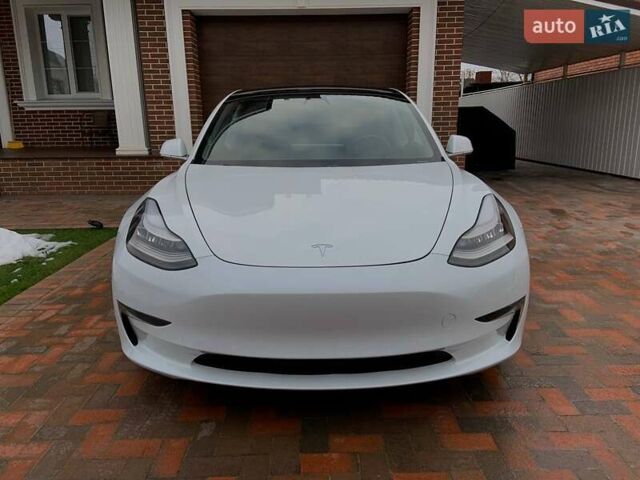 Белый Тесла Модель 3, объемом двигателя 0 л и пробегом 31 тыс. км за 32600 $, фото 4 на Automoto.ua