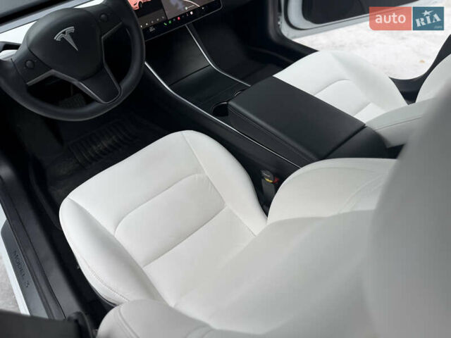 Белый Тесла Модель 3, объемом двигателя 0 л и пробегом 85 тыс. км за 14750 $, фото 29 на Automoto.ua