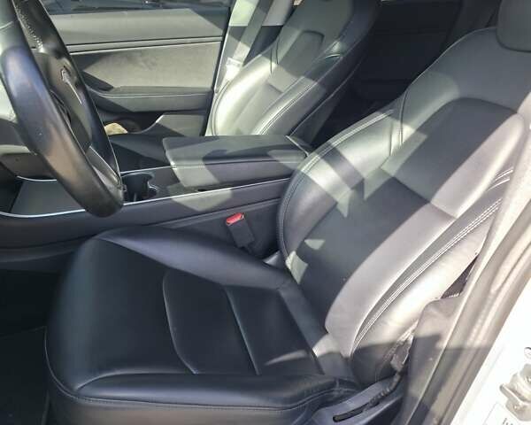 Белый Тесла Модель 3, объемом двигателя 0 л и пробегом 142 тыс. км за 17500 $, фото 38 на Automoto.ua