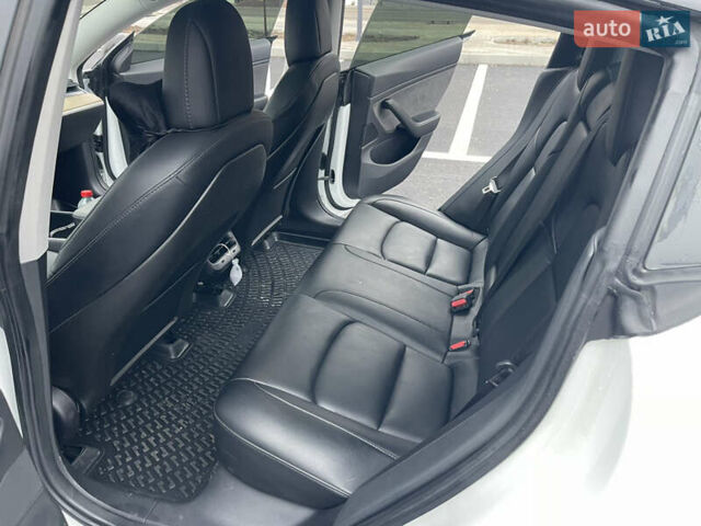 Белый Тесла Модель 3, объемом двигателя 0 л и пробегом 73 тыс. км за 17000 $, фото 31 на Automoto.ua