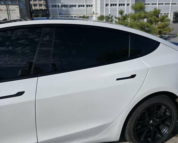 Белый Тесла Модель 3, объемом двигателя 0 л и пробегом 142 тыс. км за 17500 $, фото 8 на Automoto.ua