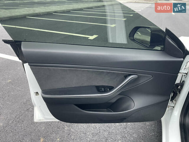 Белый Тесла Модель 3, объемом двигателя 0 л и пробегом 73 тыс. км за 17000 $, фото 25 на Automoto.ua