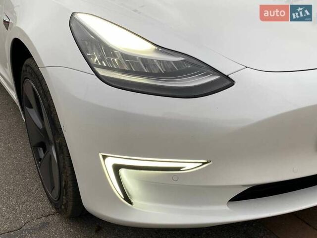 Білий Тесла Модель 3, об'ємом двигуна 0 л та пробігом 130 тис. км за 17200 $, фото 9 на Automoto.ua