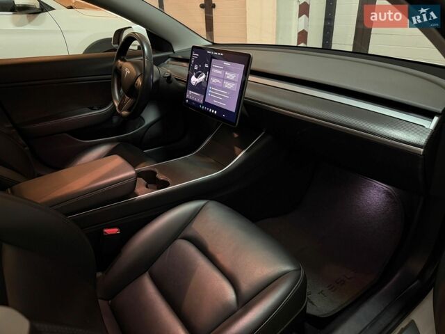 Білий Тесла Модель 3, об'ємом двигуна 0 л та пробігом 156 тис. км за 17600 $, фото 12 на Automoto.ua