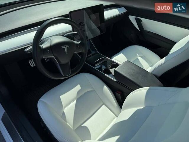 Білий Тесла Модель 3, об'ємом двигуна 0 л та пробігом 67 тис. км за 20500 $, фото 24 на Automoto.ua