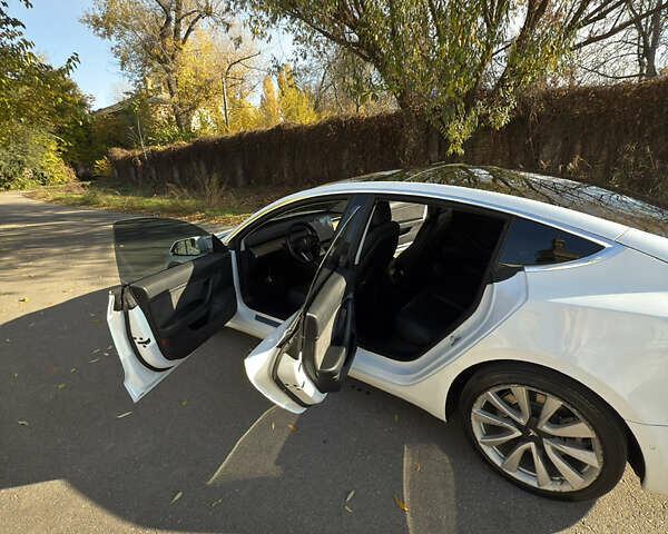 Белый Тесла Модель 3, объемом двигателя 0 л и пробегом 114 тыс. км за 16000 $, фото 4 на Automoto.ua