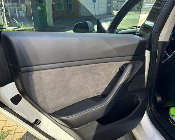 Белый Тесла Модель 3, объемом двигателя 0 л и пробегом 121 тыс. км за 19400 $, фото 19 на Automoto.ua