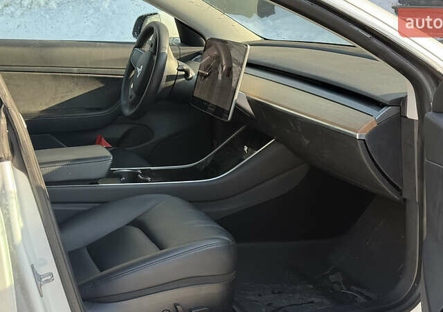 Белый Тесла Модель 3, объемом двигателя 0 л и пробегом 70 тыс. км за 13900 $, фото 9 на Automoto.ua