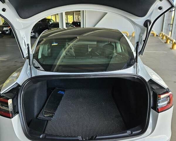 Белый Тесла Модель 3, объемом двигателя 0 л и пробегом 130 тыс. км за 23999 $, фото 15 на Automoto.ua