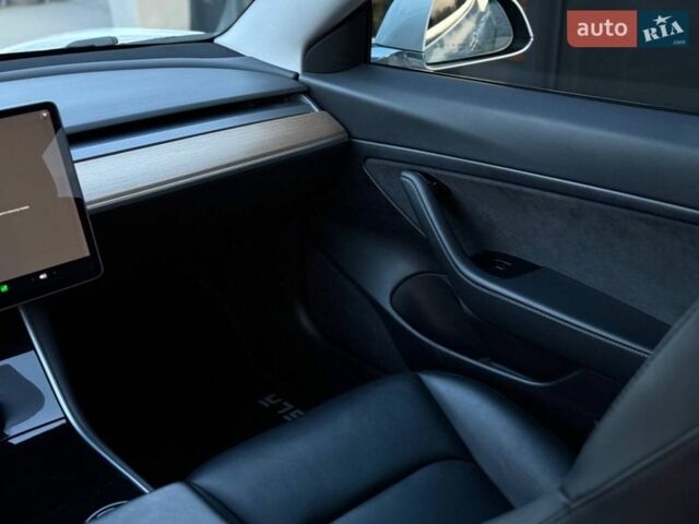 Белый Тесла Модель 3, объемом двигателя 0 л и пробегом 84 тыс. км за 15500 $, фото 39 на Automoto.ua