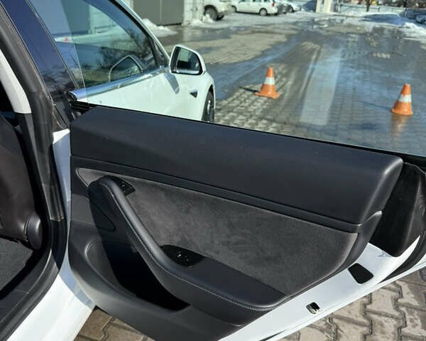 Білий Тесла Модель 3, об'ємом двигуна 0 л та пробігом 49 тис. км за 22000 $, фото 29 на Automoto.ua