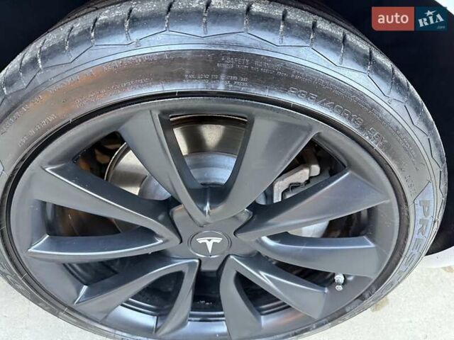 Білий Тесла Модель 3, об'ємом двигуна 0 л та пробігом 92 тис. км за 21300 $, фото 26 на Automoto.ua