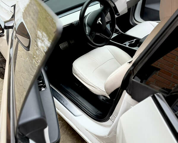 Белый Тесла Модель 3, объемом двигателя 0 л и пробегом 99 тыс. км за 22400 $, фото 18 на Automoto.ua