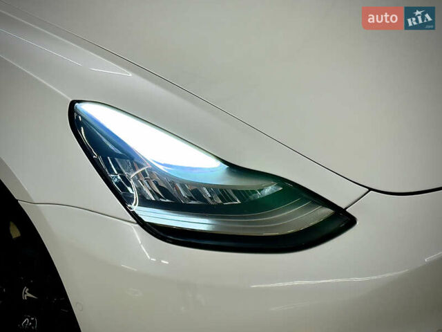 Белый Тесла Модель 3, объемом двигателя 0 л и пробегом 83 тыс. км за 15999 $, фото 7 на Automoto.ua