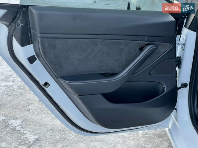 Белый Тесла Модель 3, объемом двигателя 0 л и пробегом 90 тыс. км за 19999 $, фото 34 на Automoto.ua