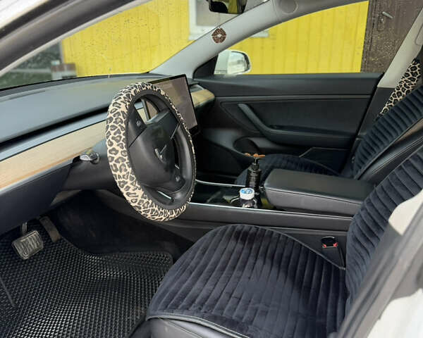 Белый Тесла Модель 3, объемом двигателя 0 л и пробегом 115 тыс. км за 15200 $, фото 5 на Automoto.ua