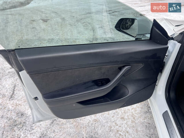 Белый Тесла Модель 3, объемом двигателя 0 л и пробегом 101 тыс. км за 14800 $, фото 24 на Automoto.ua