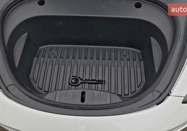 Белый Тесла Модель 3, объемом двигателя 0 л и пробегом 93 тыс. км за 16800 $, фото 20 на Automoto.ua