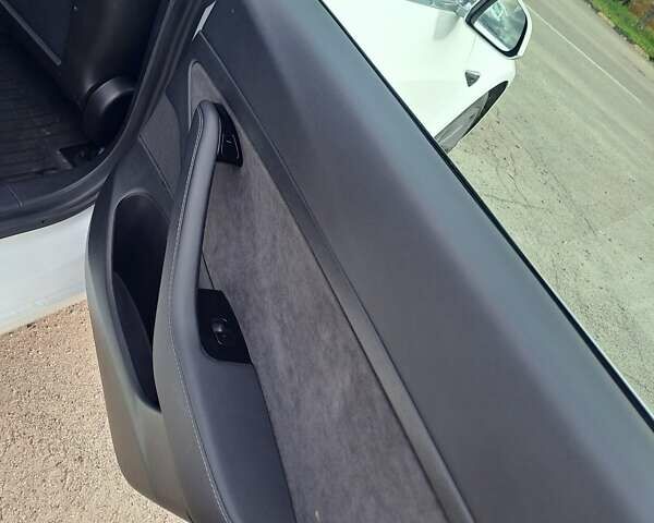 Білий Тесла Модель 3, об'ємом двигуна 0 л та пробігом 81 тис. км за 16500 $, фото 22 на Automoto.ua