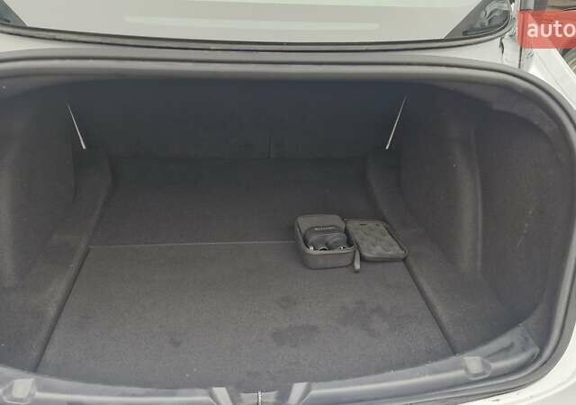 Белый Тесла Модель 3, объемом двигателя 0 л и пробегом 93 тыс. км за 16800 $, фото 23 на Automoto.ua