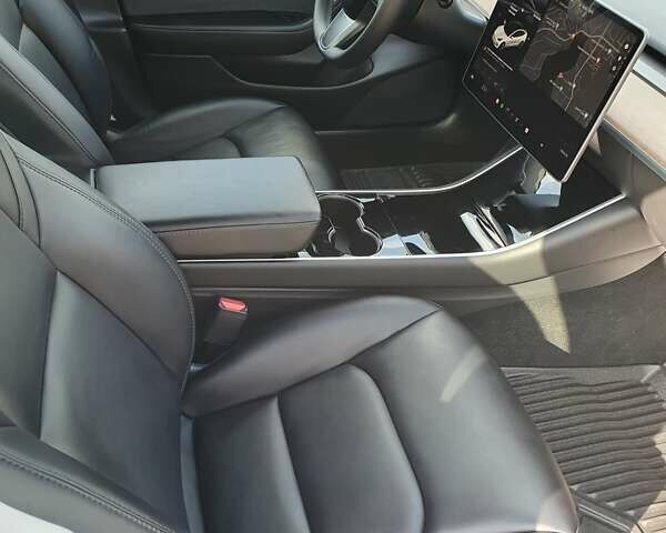 Белый Тесла Модель 3, объемом двигателя 0 л и пробегом 88 тыс. км за 22800 $, фото 43 на Automoto.ua