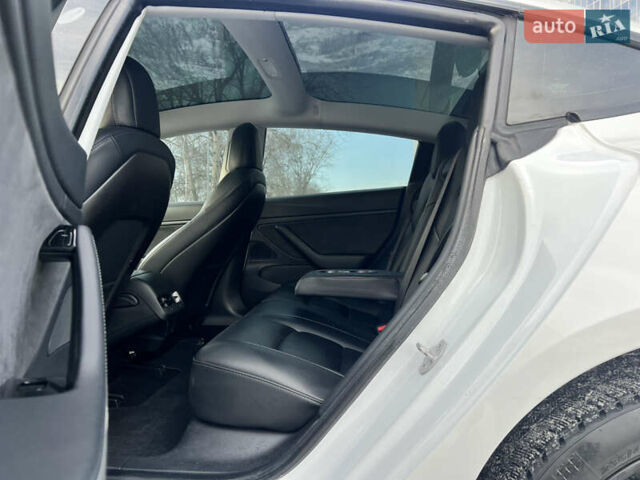 Белый Тесла Модель 3, объемом двигателя 0 л и пробегом 90 тыс. км за 19999 $, фото 36 на Automoto.ua