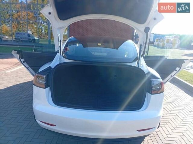 Тесла Модель 3 2020 в Луцке на Automoto.ua Белый Тесла Модель 3, объемом двигателя 0 л и пробегом 70 тыс. км за 17999 $, фото 23 на Automoto.ua