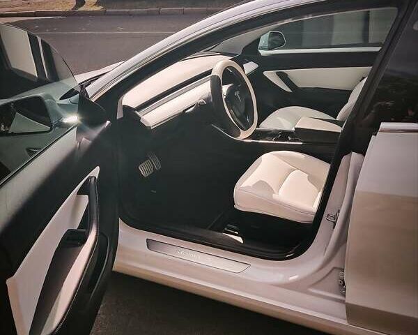Белый Тесла Модель 3, объемом двигателя 0 л и пробегом 105 тыс. км за 21000 $, фото 16 на Automoto.ua