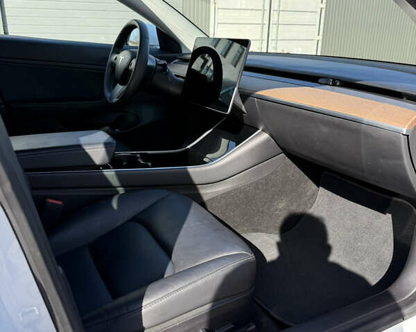 Білий Тесла Модель 3, об'ємом двигуна 0 л та пробігом 49 тис. км за 22000 $, фото 31 на Automoto.ua