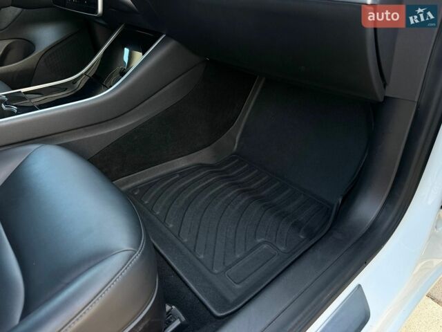 Белый Тесла Модель 3, объемом двигателя 0 л и пробегом 120 тыс. км за 15199 $, фото 66 на Automoto.ua
