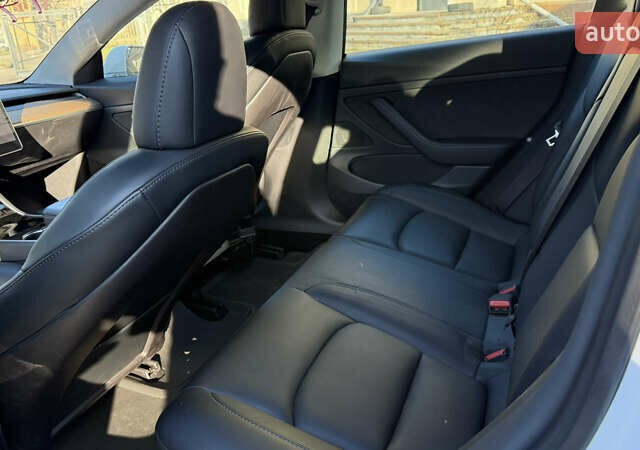 Білий Тесла Модель 3, об'ємом двигуна 0 л та пробігом 70 тис. км за 13900 $, фото 3 на Automoto.ua