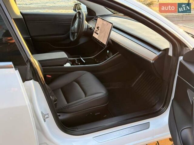 Білий Тесла Модель 3, об'ємом двигуна 0 л та пробігом 191 тис. км за 17950 $, фото 12 на Automoto.ua