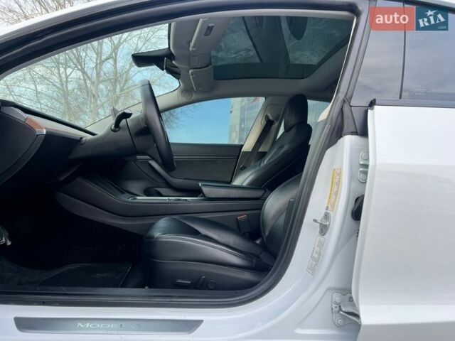 Белый Тесла Модель 3, объемом двигателя 0 л и пробегом 90 тыс. км за 18999 $, фото 28 на Automoto.ua