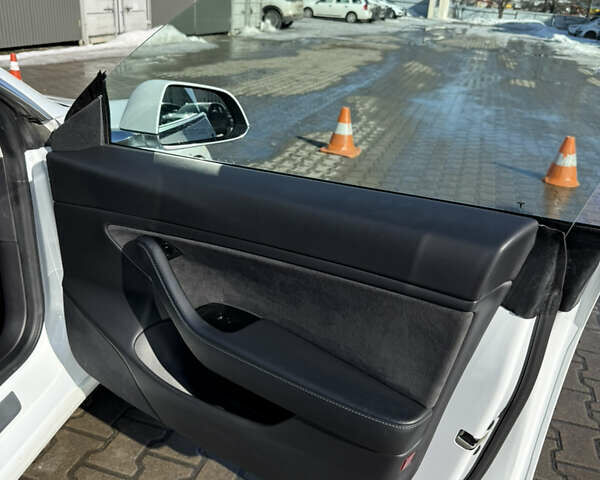 Білий Тесла Модель 3, об'ємом двигуна 0 л та пробігом 49 тис. км за 22000 $, фото 32 на Automoto.ua