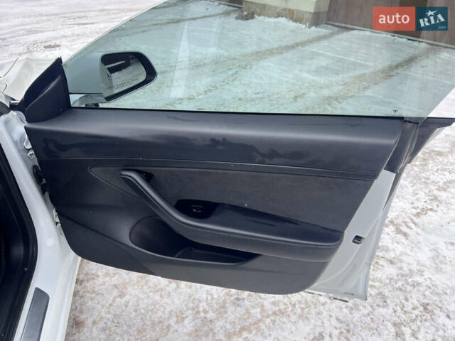 Белый Тесла Модель 3, объемом двигателя 0 л и пробегом 101 тыс. км за 14800 $, фото 25 на Automoto.ua