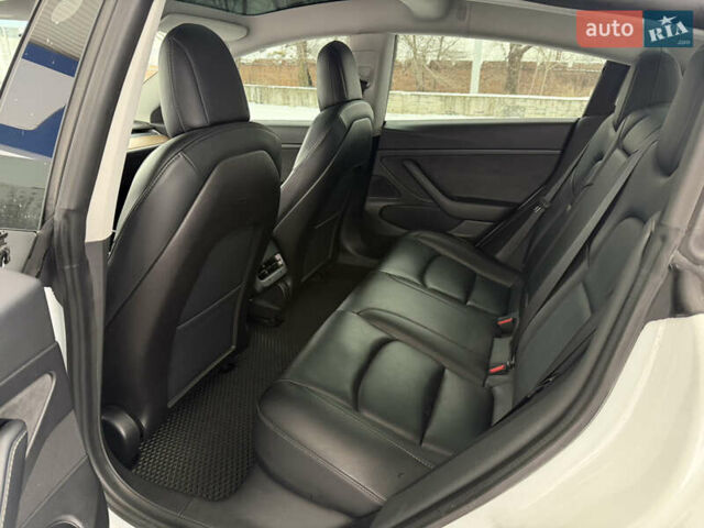 Белый Тесла Модель 3, объемом двигателя 0 л и пробегом 83 тыс. км за 20200 $, фото 17 на Automoto.ua