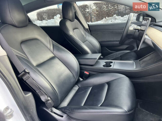 Белый Тесла Модель 3, объемом двигателя 0 л и пробегом 90 тыс. км за 19999 $, фото 46 на Automoto.ua