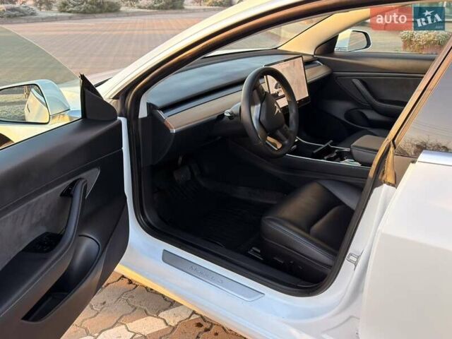 Білий Тесла Модель 3, об'ємом двигуна 0 л та пробігом 191 тис. км за 17950 $, фото 8 на Automoto.ua