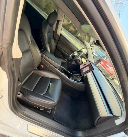 Белый Тесла Модель 3, объемом двигателя 0 л и пробегом 85 тыс. км за 16000 $, фото 27 на Automoto.ua