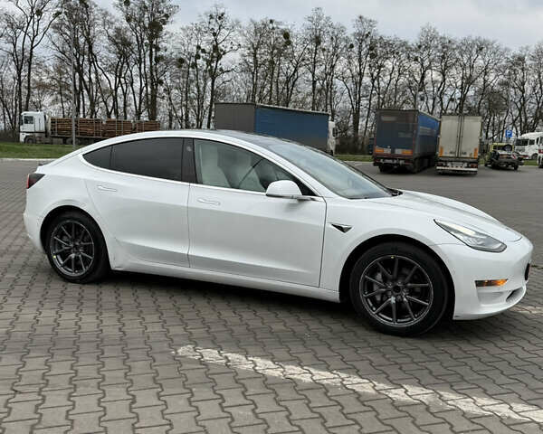 Білий Тесла Модель 3, об'ємом двигуна 0 л та пробігом 107 тис. км за 13800 $, фото 3 на Automoto.ua
