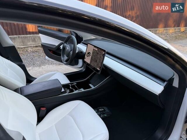 Белый Тесла Модель 3, объемом двигателя 0 л и пробегом 54 тыс. км за 21700 $, фото 43 на Automoto.ua