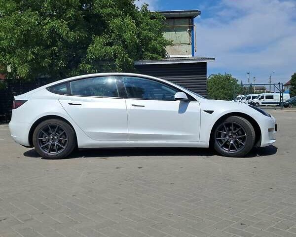 Тесла Модель 3 2020 в Ивано-Франковске на Automoto.ua Белый Тесла Модель 3, объемом двигателя 0 л и пробегом 105 тыс. км за 20950 $, фото 22 на Automoto.ua