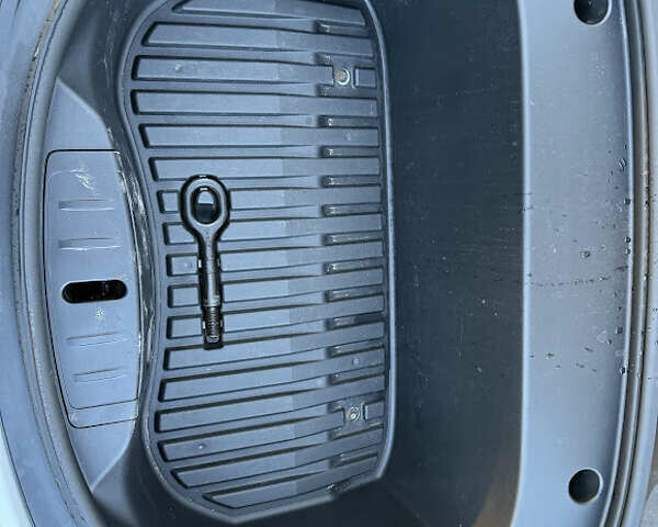 Білий Тесла Модель 3, об'ємом двигуна 0 л та пробігом 98 тис. км за 21300 $, фото 27 на Automoto.ua