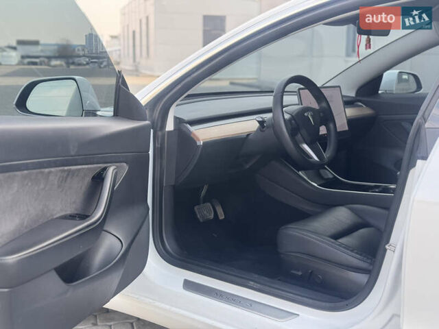 Белый Тесла Модель 3, объемом двигателя 0 л и пробегом 70 тыс. км за 15500 $, фото 19 на Automoto.ua