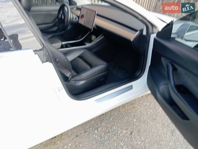 Белый Тесла Модель 3, объемом двигателя 0 л и пробегом 127 тыс. км за 16000 $, фото 2 на Automoto.ua