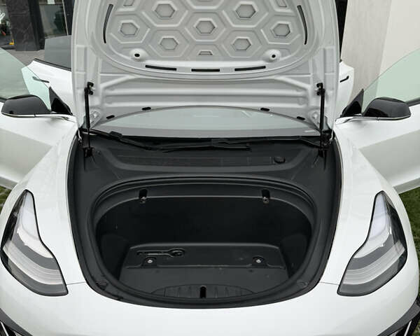 Белый Тесла Модель 3, объемом двигателя 0 л и пробегом 65 тыс. км за 35000 $, фото 10 на Automoto.ua